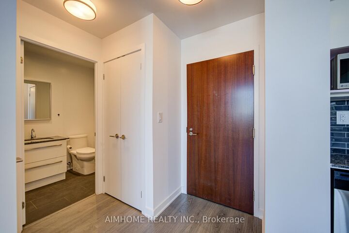 Property Photo:  160 Flemington Road 1522  ON M6A 1N6 