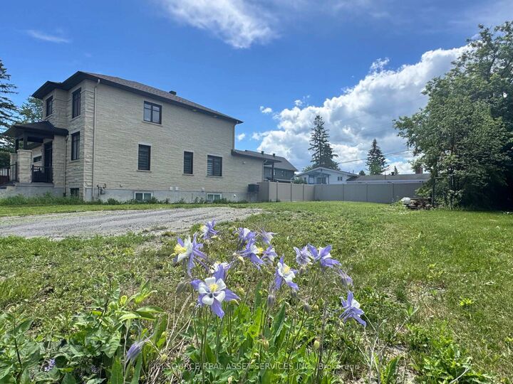 Property Photo:  410 Smyth Road  ON K1H 5A4 