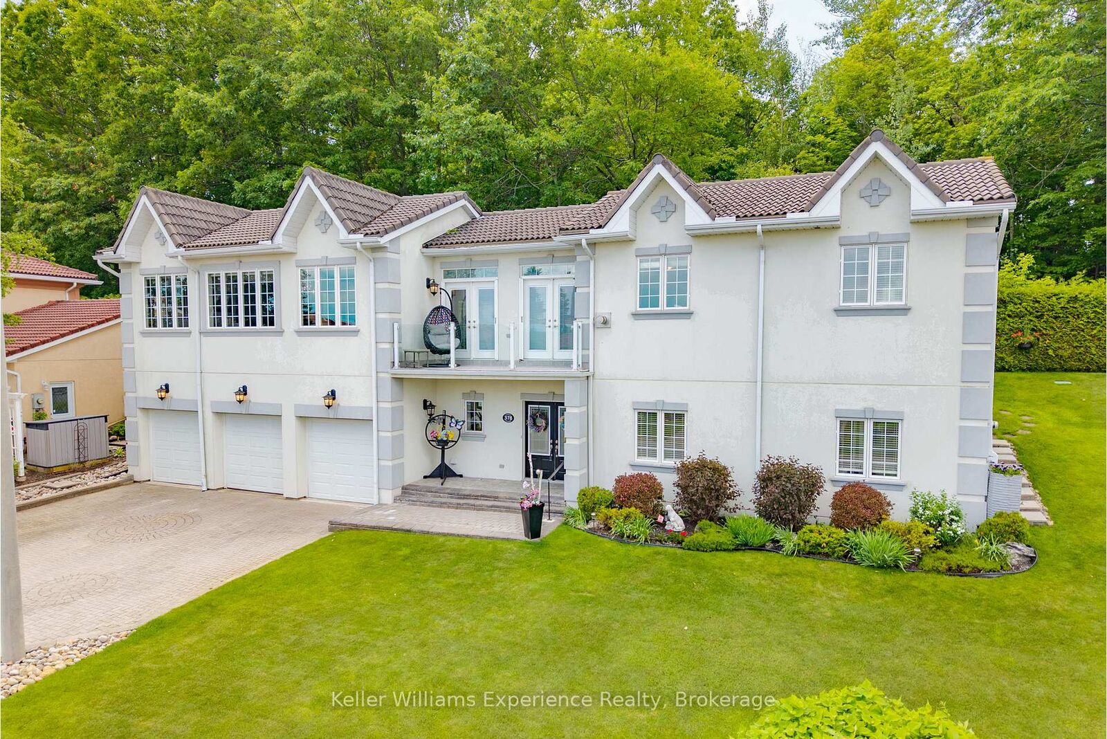 Property Photo: 378 Aberdeen Boulevard ON L4R 5M9