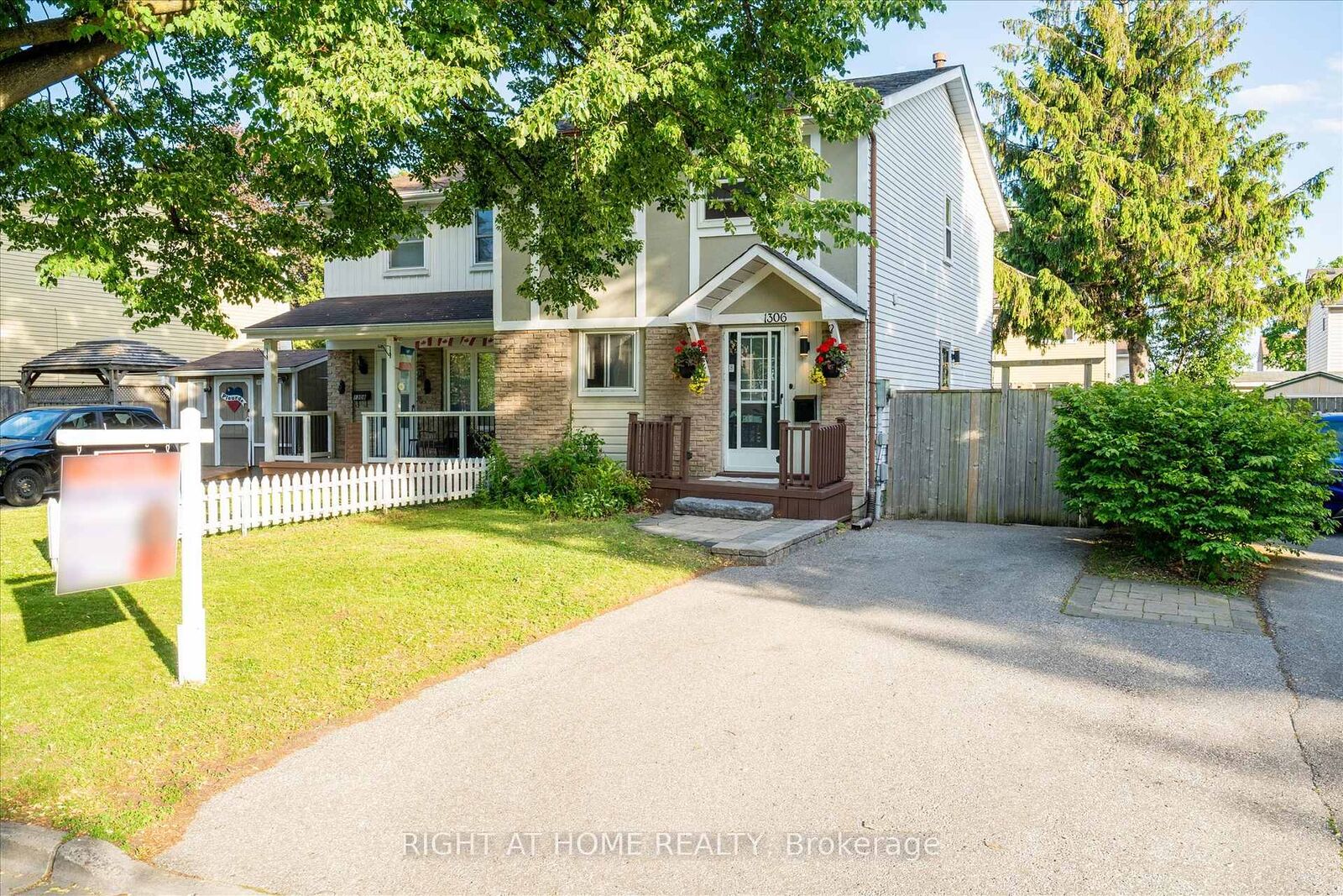Property Photo:  1306 Fenelon Crescent  ON L1J 6G1 