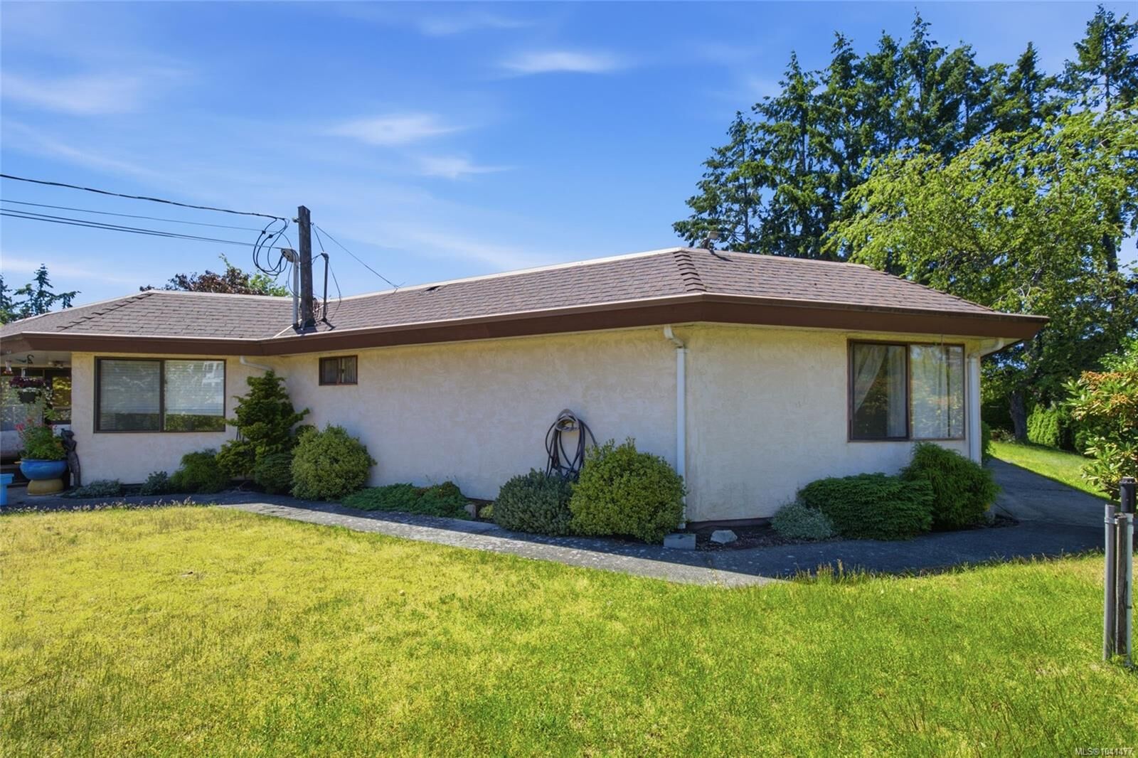 Property Photo: 215 Evergreen St #3 BC V9P 0A8