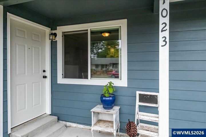 Property Photo:  1023 Josephine St E  OR 97361 