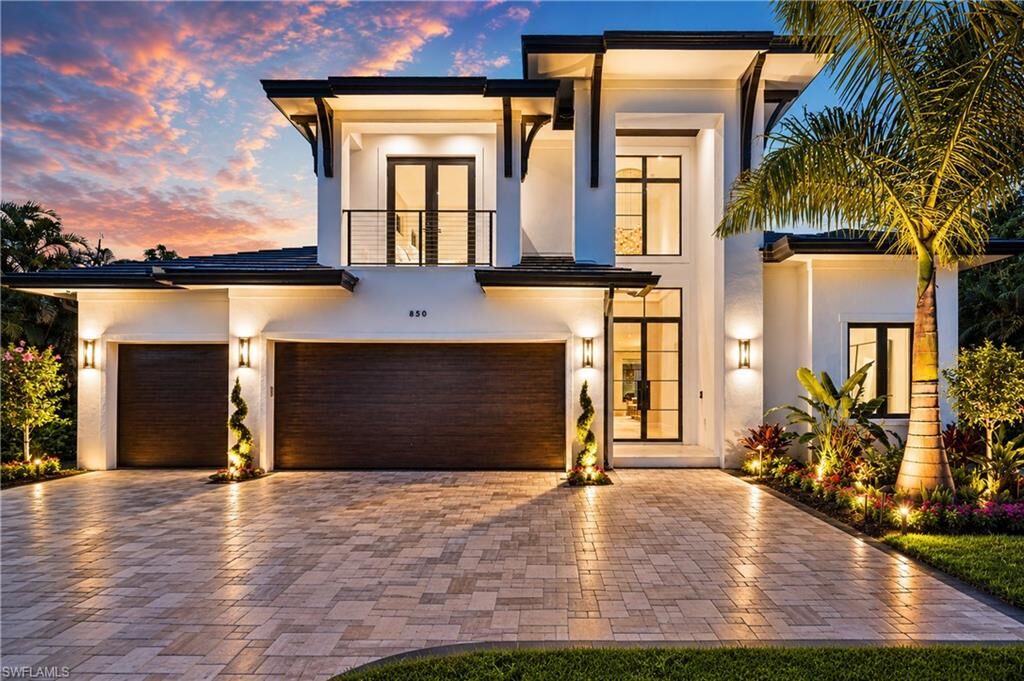 Property Photo:  850 10th St N  FL 34102 