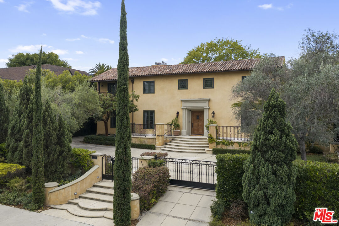 Property Photo:  305 S June St  CA 90020 