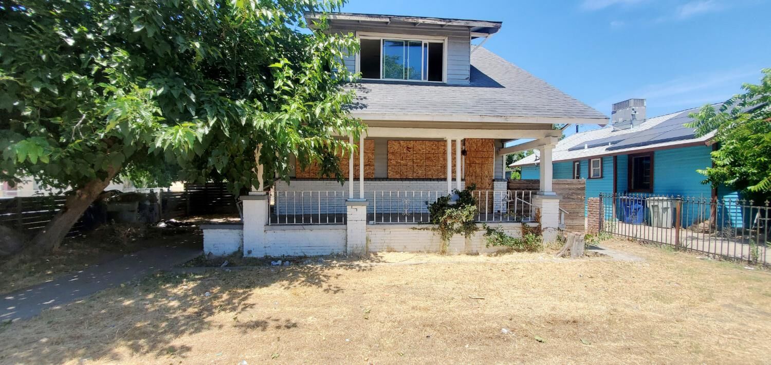 Property Photo:  2303 E Grant Avenue  CA 93701 