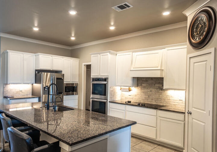 Property Photo: 2704 Viola Avenue TX 79407