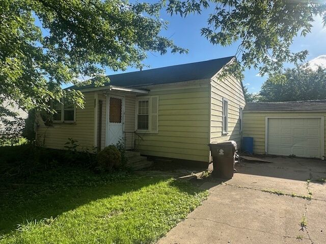 Property Photo:  307 S Peck Street  IL 60424 