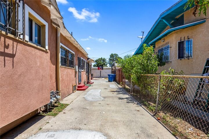 Property Photo:  924 W 76th  CA 90044 
