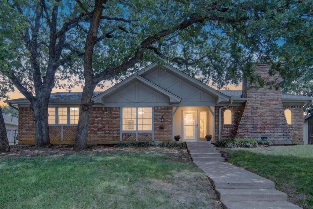 Property Photo:  2208 Cambridge Drive  TX 76054 
