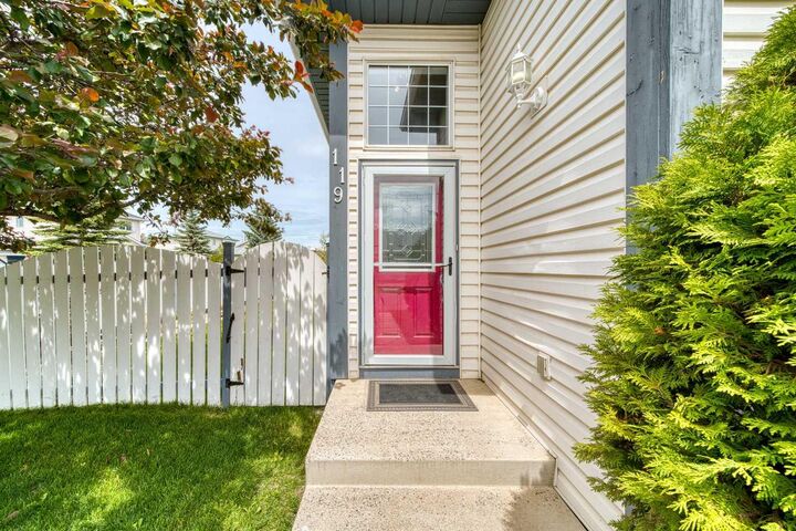 Property Photo:  119 Applemont Close SE  AB T2A 7S3 