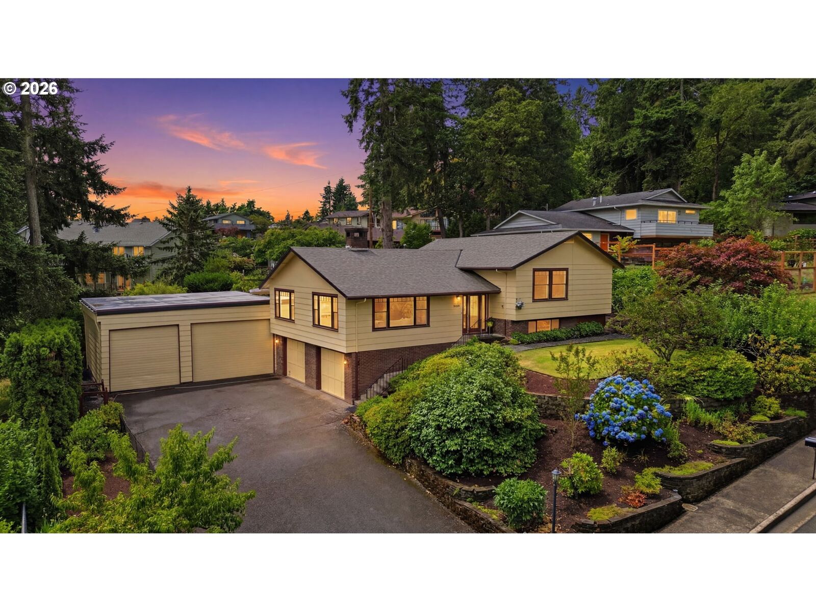 Property Photo: 2030 W 29th Ave OR 97405