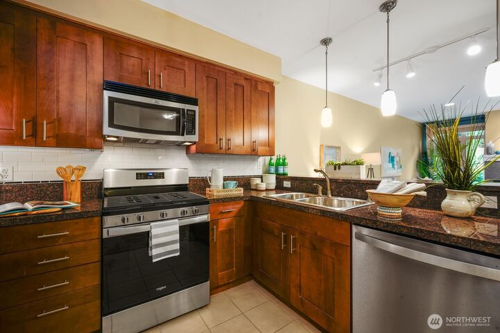 Property Photo:  51  Pine Street 202  WA 98020 