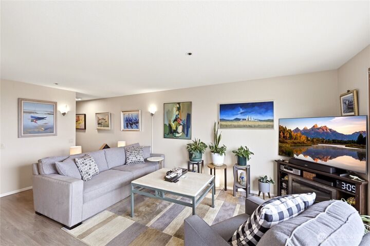 Property Photo:  2619  Rucker Avenue 6  WA 98201 