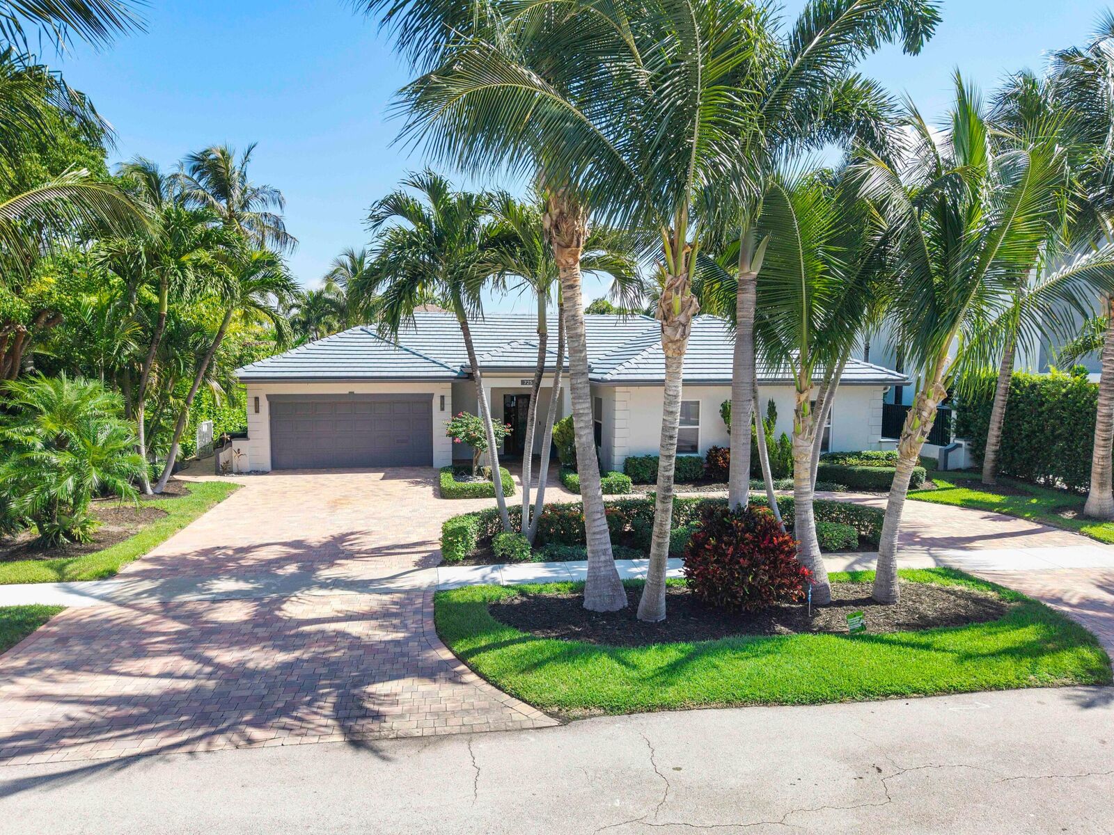 Property Photo:  725 NE 36th Street  FL 33431 