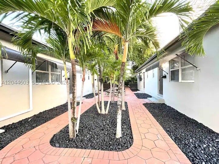 Property Photo: 1925 Dewey St FL 33020