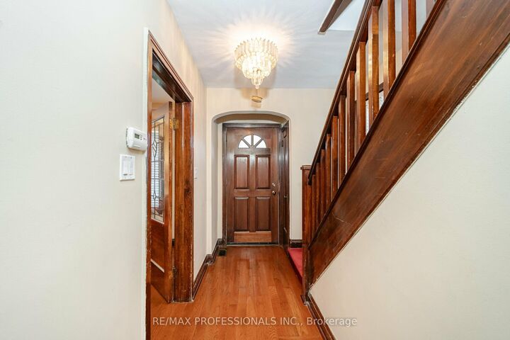 Photo de la propriété:  111 Keele Street  ON M6P 2J8 