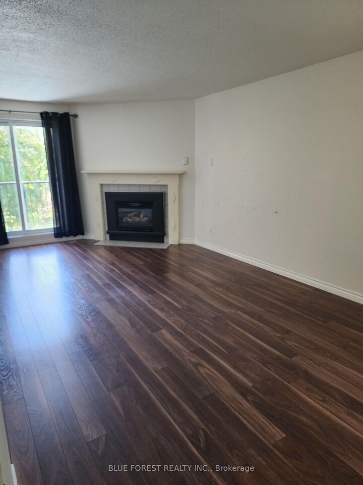 727 Deveron Crescent 210 — photo 1