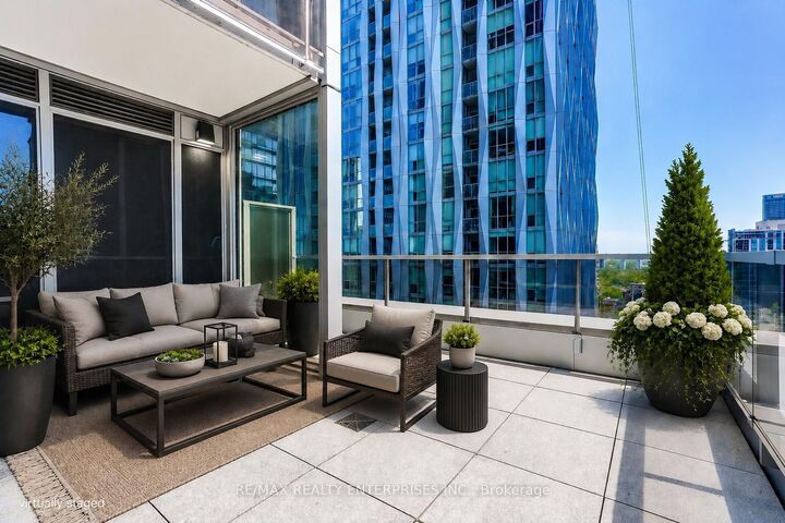 Property Photo:  11 Yorkville Avenue 2409  ON M4W 0B7 