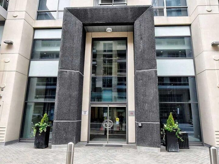 Property Photo: 9205 Yonge Street 1211 ON L4C 1V5