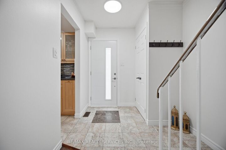 Property Photo: 18 Gold Pine Court ON L6S 2K6