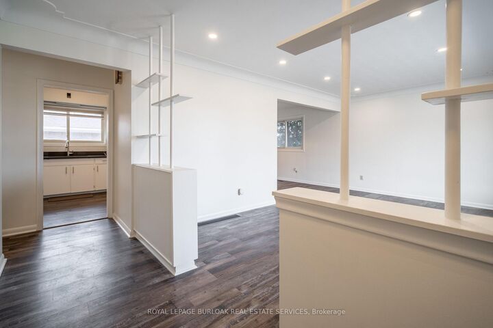 Property Photo:  4 Starlight Court Upper  ON L8K 4C8 