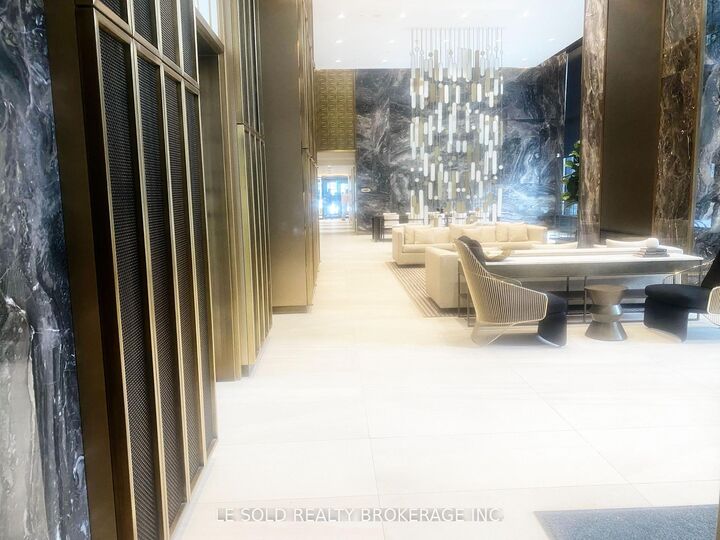 Property Photo:  127 Broadway Avenue 704 Room#2  ON M4P 1V4 