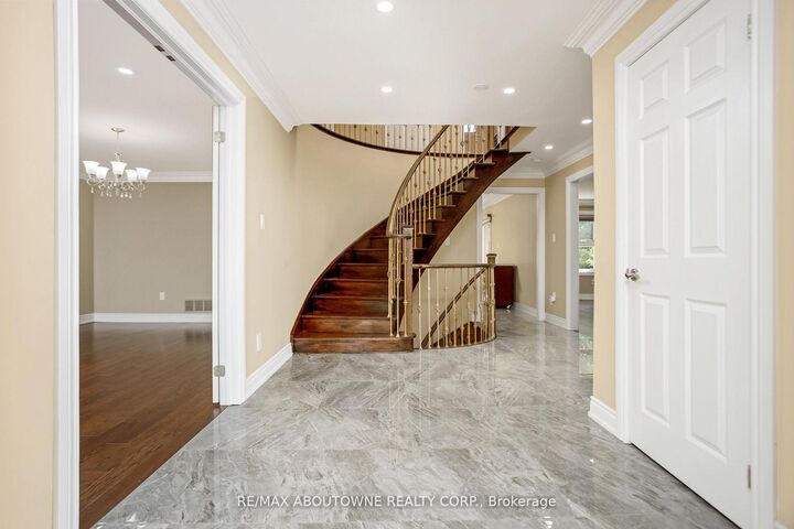 Property Photo:  2235 Grenville Drive  ON L6H 4W7 