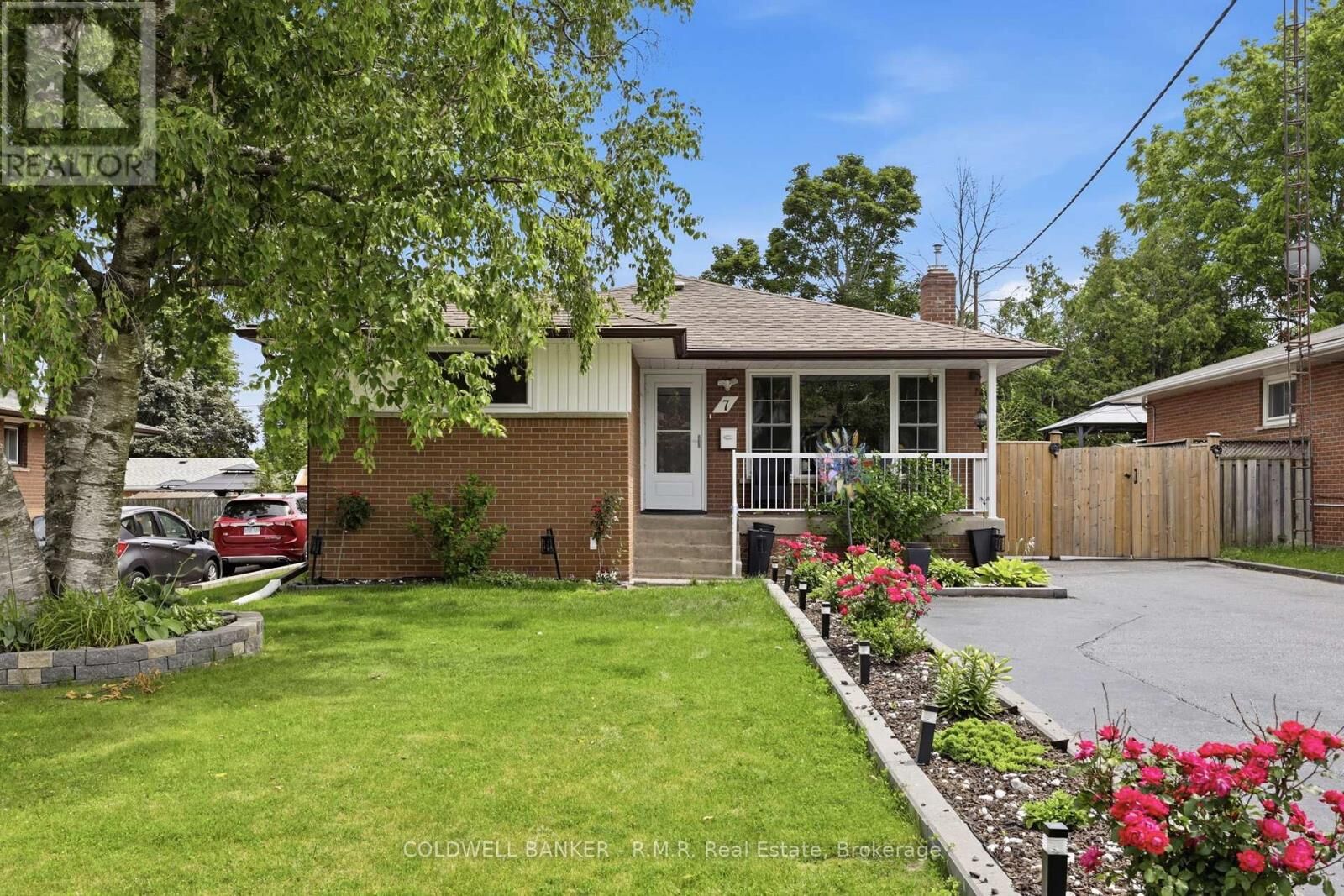 Property Photo: 7 Summerfield Court ON L1C 2E8