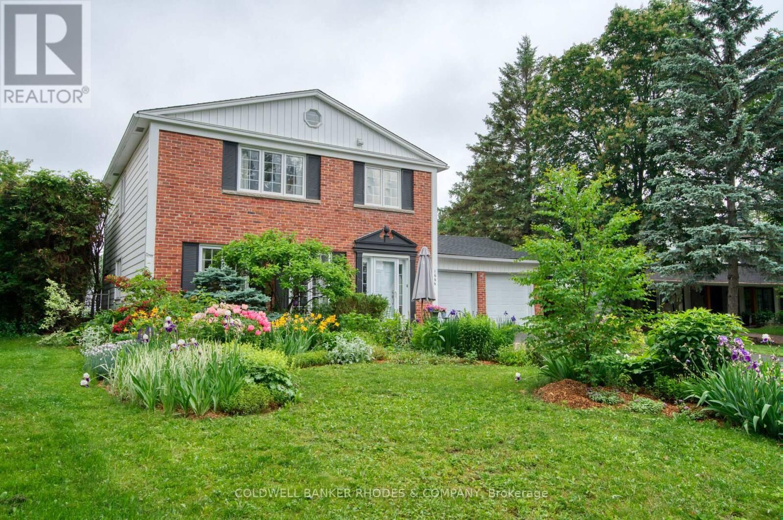Property Photo: 1666 Amberdale Crescent ON K1H 7B3