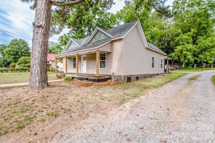 Property Photo: 421 N Oakland Avenue NC 28677