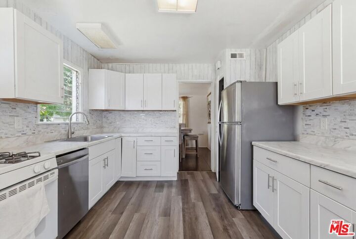 Property Photo:  11801 Rose Ave  CA 90066 