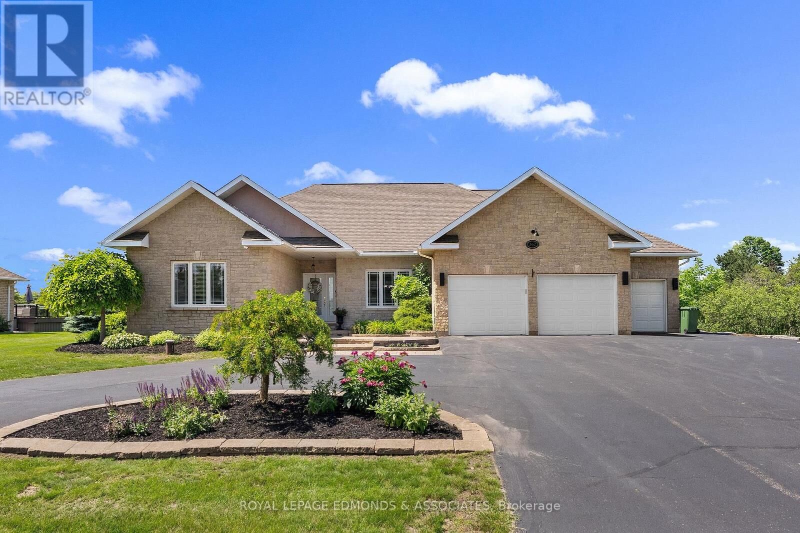 Property Photo: 162 Pleasant View Drive ON K8B 1B8