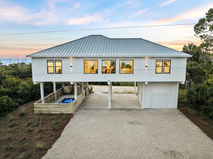 Property Photo: 1033 E Pine Ave FL 32328