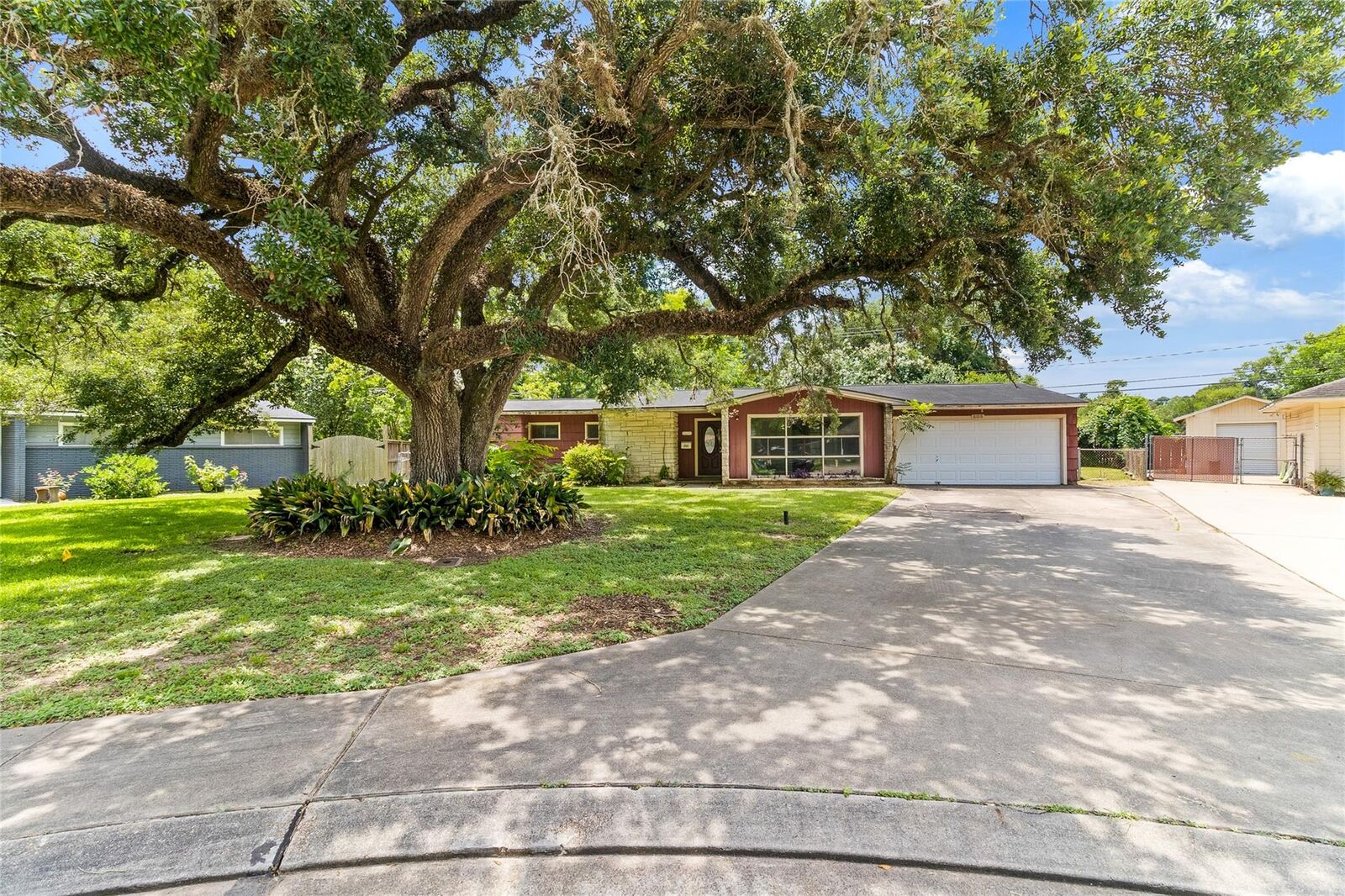 Property Photo: 206 Jonquil TX 77566