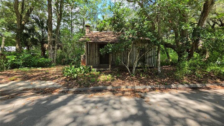 Property Photo:  304 NW 5th Street  FL 32667 