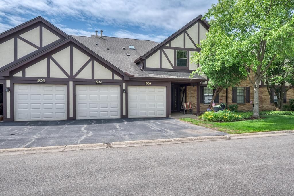 Property Photo:  504 Elizabeth Drive 18-B-L  IL 60191 