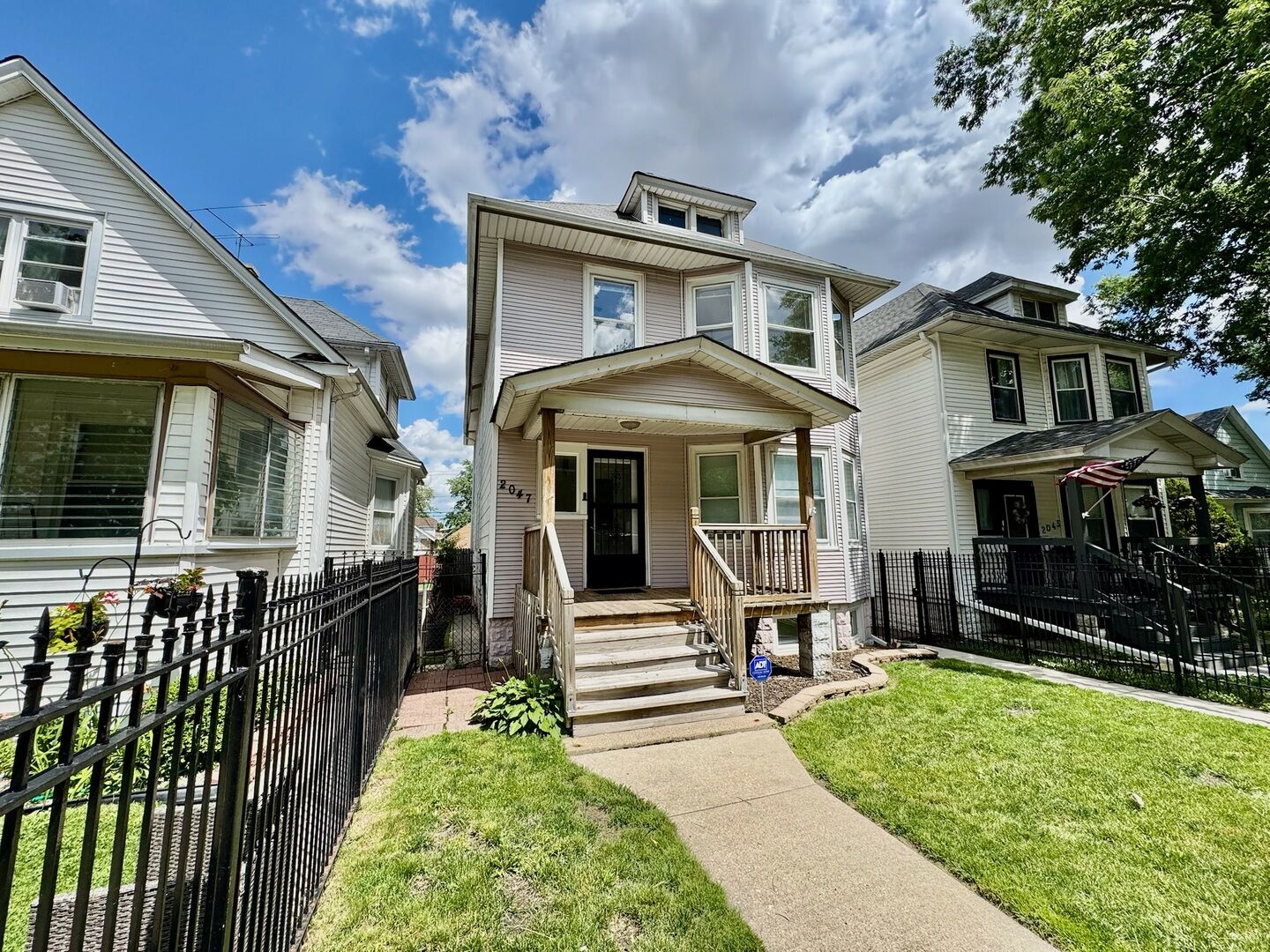 Property Photo:  2047 N Lavergne Avenue 2  IL 60639 