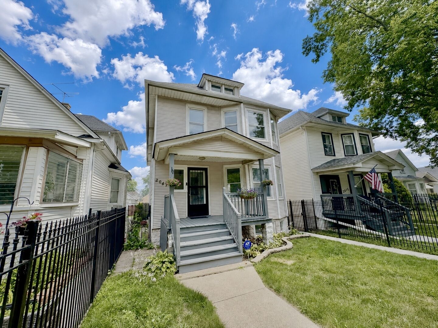 Property Photo: 2047 N Lavergne Avenue 2 IL 60639