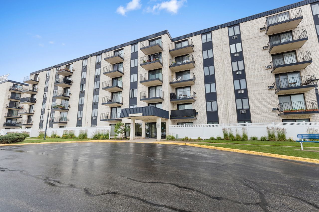 Property Photo: 9737 N Fox Glen Drive 2M IL 60714