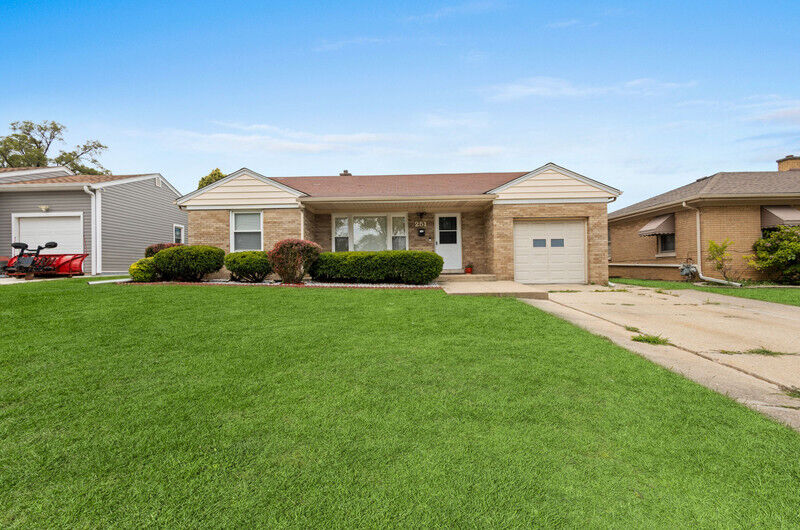Property Photo:  251 W 10th Street  IL 60411 