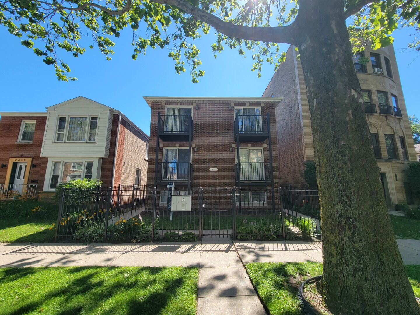 Property Photo:  7411 N Claremont Avenue 2W  IL 60645 