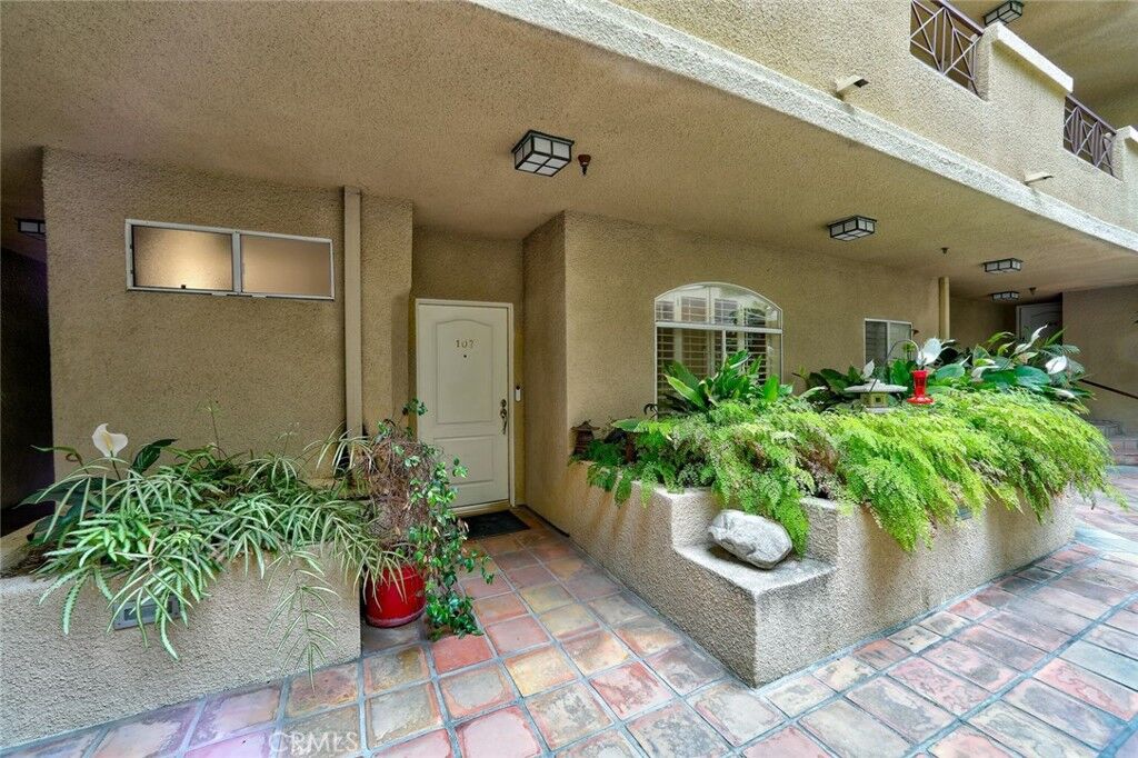 Property Photo: 12060 Hoffman 107 CA 91604