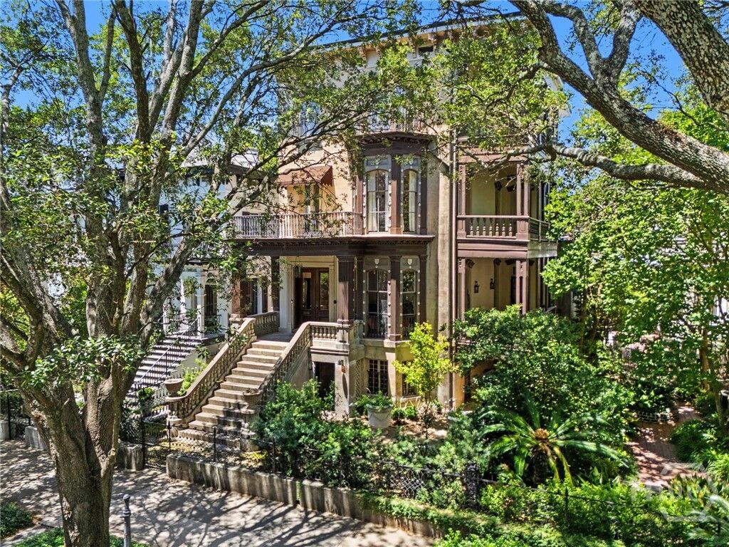 Property Photo:  110 W Gaston Street  GA 31401 