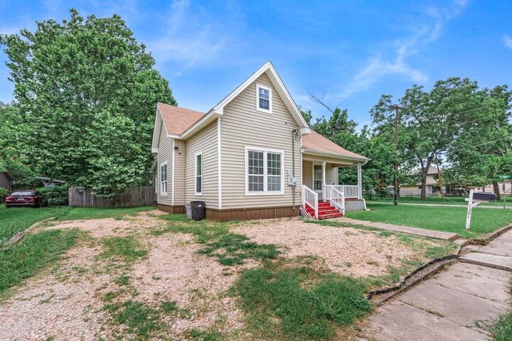 Property Photo: 1301 Locust Street TX 75428