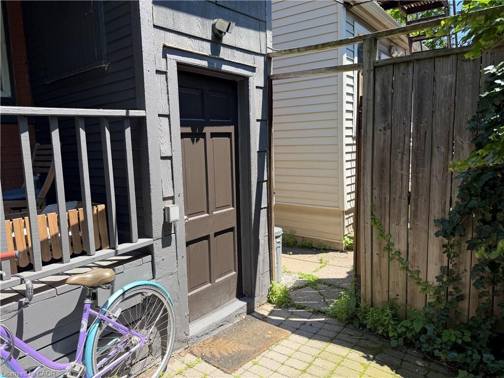 Property Photo:  207 Charlton Avenue W  ON L8P 2E3 
