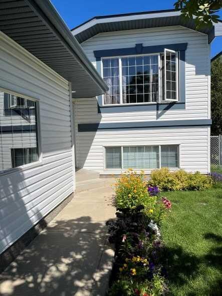 Property Photo: 58 Linn Close AB T4R 2T5