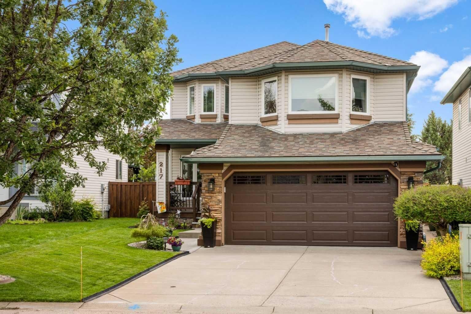 Property Photo: 217 Douglas Glen Close SE AB T2Z 2V7