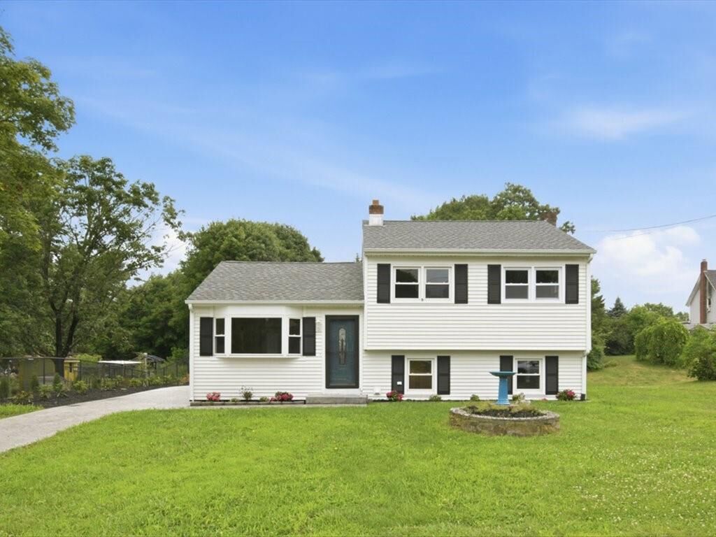 Property Photo:  9 Weathervane Way  RI 02808 