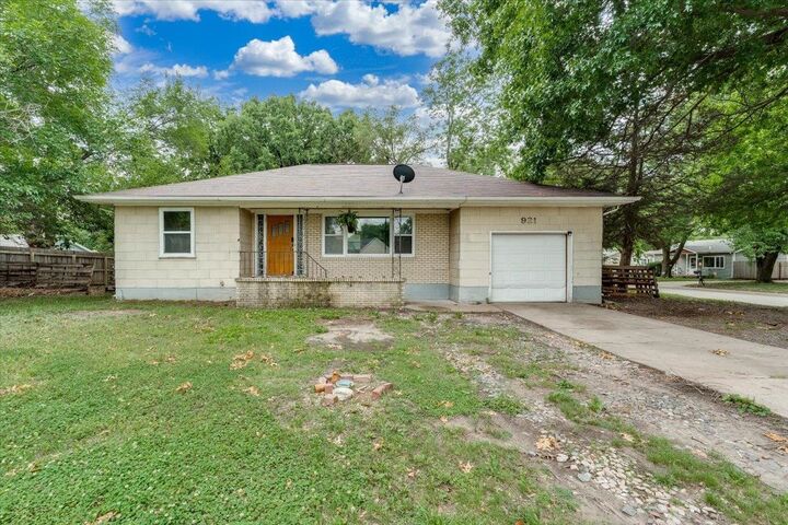 Property Photo:  921 W 5th  KS 67114 