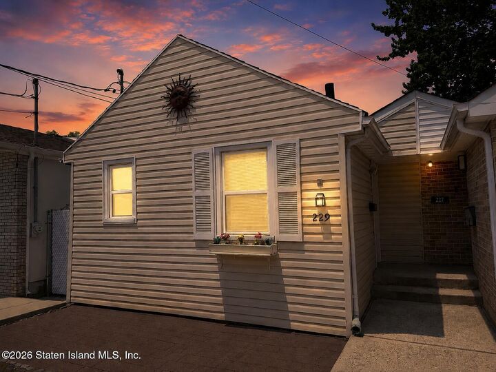 Property Photo:  229 Freeborn Street  NY 10306 